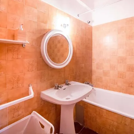 1 Bed With Pool דירה *